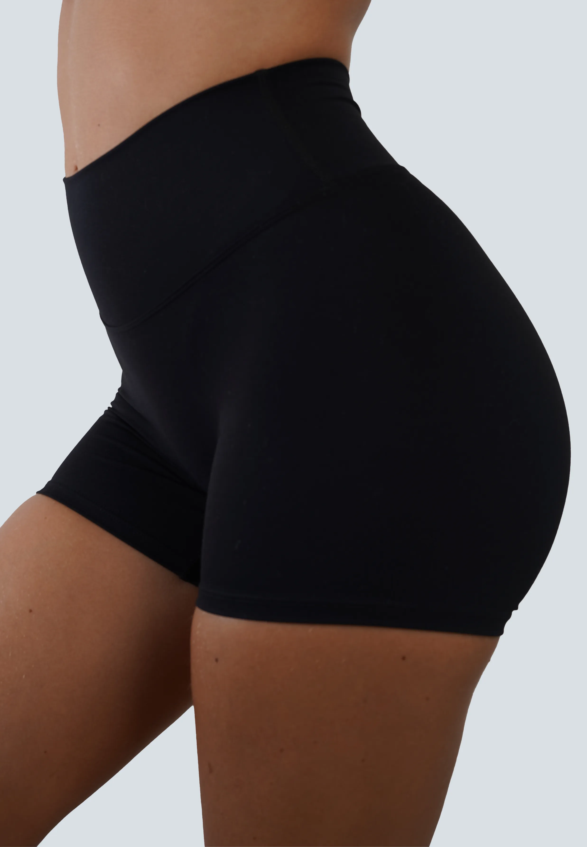 SLEEK SCRUNCH SHORTS - BLACK