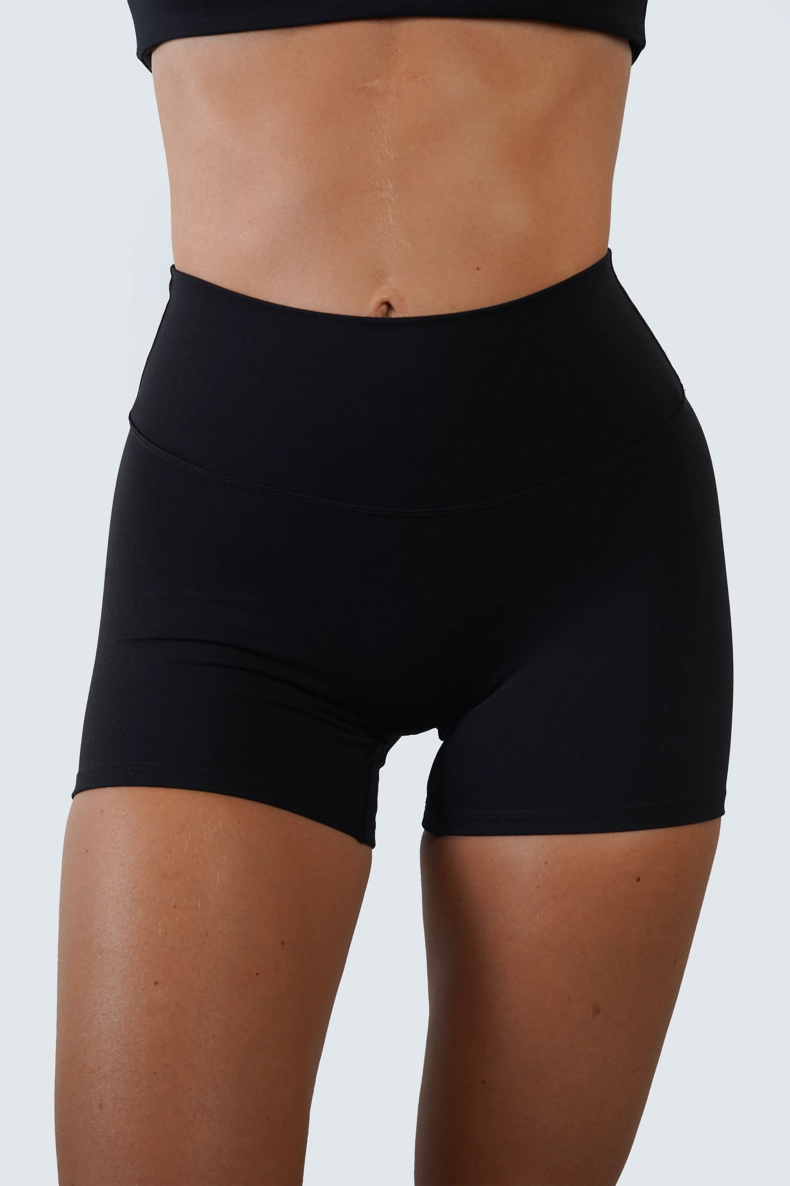 SLEEK SCRUNCH SHORTS - BLACK